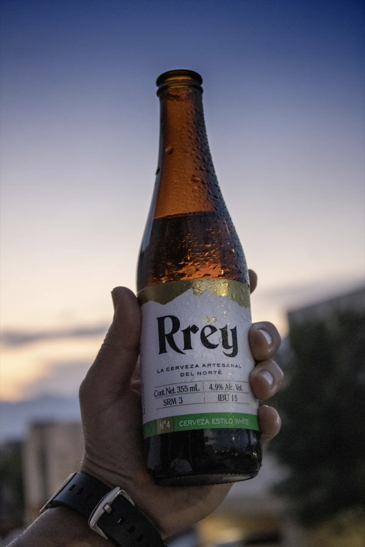 Botella de cerveza Rrëy al atardecer