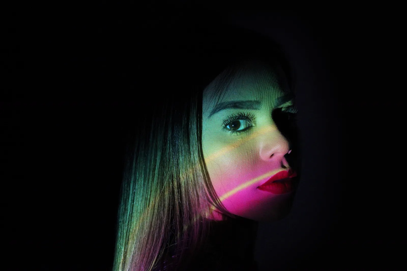 Retrato con luz proyectada de colores